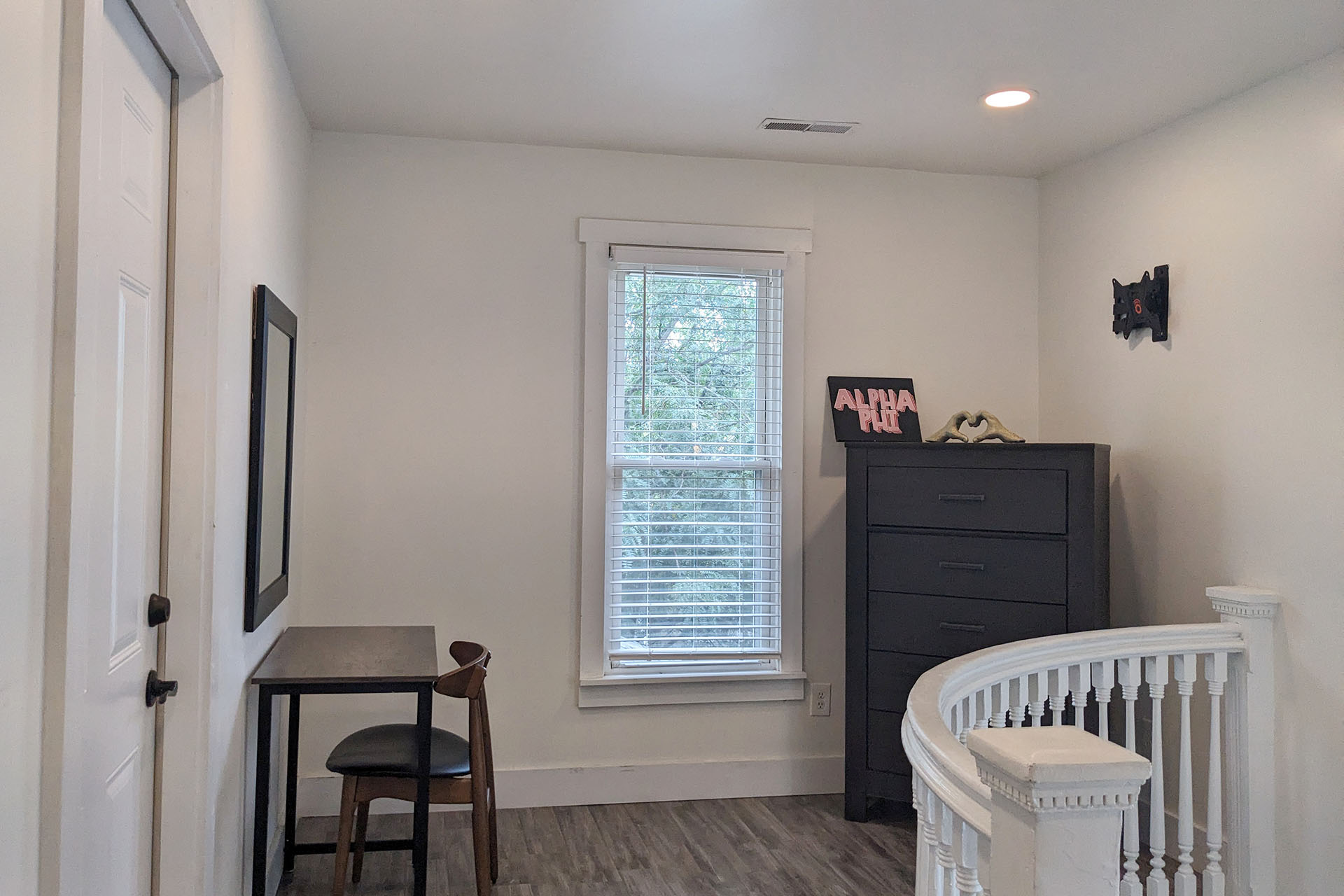 Upstairs landing/study area at 39 Frank St. 